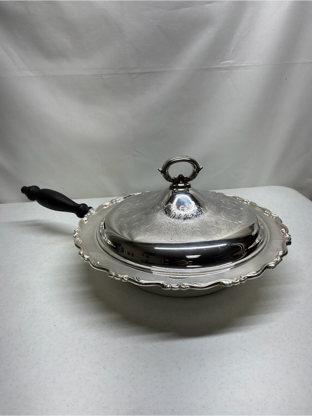 Oneida Silver Plate 12" Scalloped Edge Chafing Dish w/Lid & Wood Handle